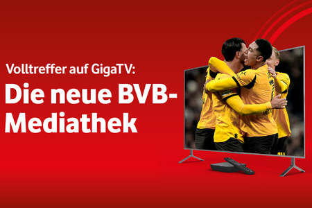 Auf rotem Hintergrund steht links in großer weißer Schrift: „Volltreffer auf GigaTV: Die neue BVB-Mediathek“. Rechts daneben ist ein Flachbildfernseher zu sehen, auf dessen Bildschirm mehrere Fußballspieler in gelben Borussia-Dortmund-Trikots jubelnd zusammen feiern. Hinter dem Fernseher verläuft eine stilisierte rote Linie. Oben rechts befindet sich ein weißer Kreis mit dem Text: „Neu auf GigaTV abrufbar“. Unten rechts sind das BVB-Logo und das Vodafone-Logo nebeneinander platziert.