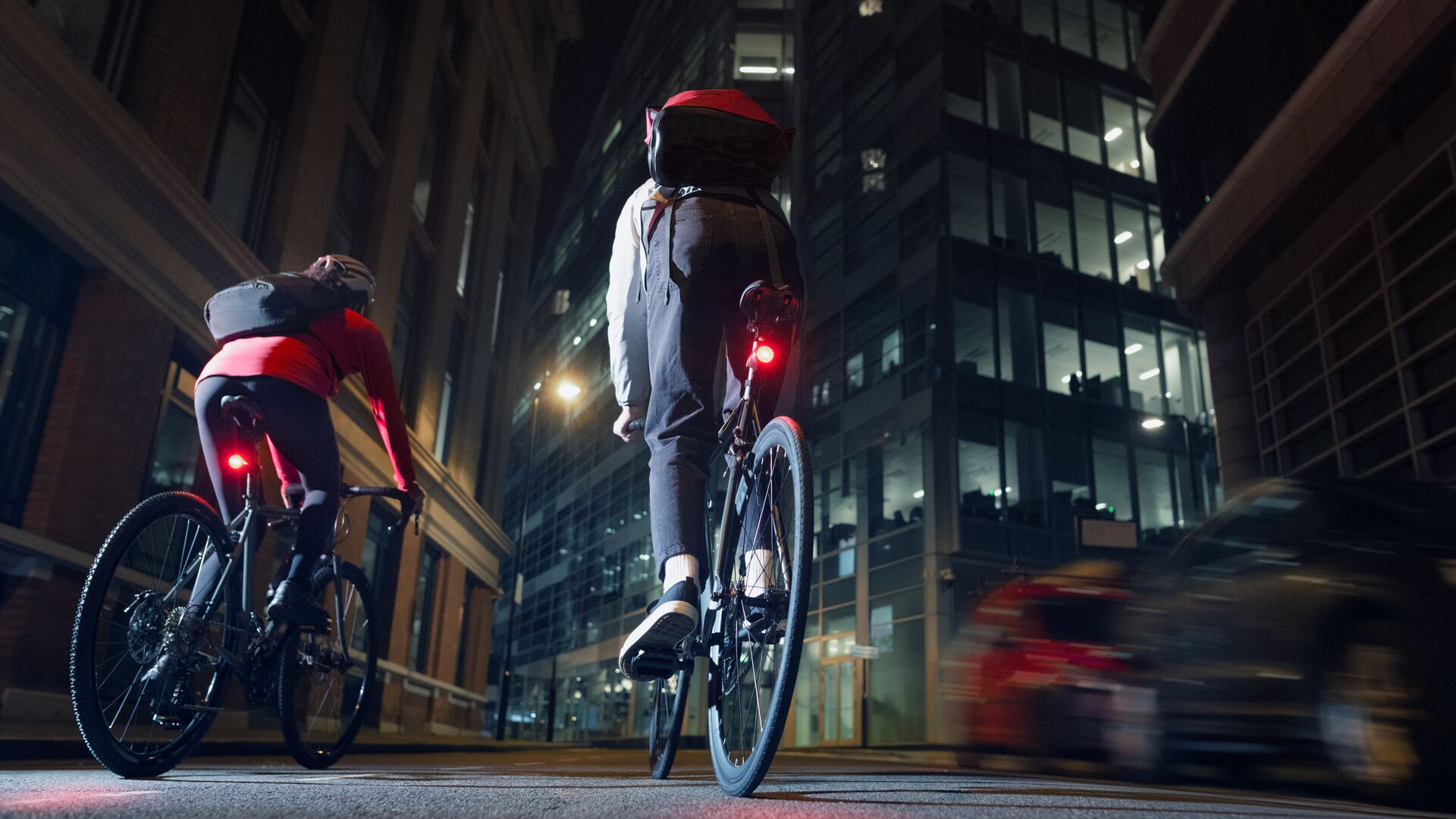Ratio 16_9-CurveBike_Lifestyle_City_Two_Commuters_Night