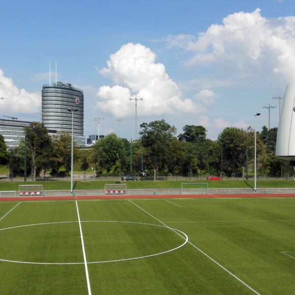 Vodafone bringt mit soccerwatch.tv den Amateurfußball ins Netz: Die Kamera am Flutlichtmast unweit des Vodafone Campus überträgt Spiele live ins Netz. © Vodafone
