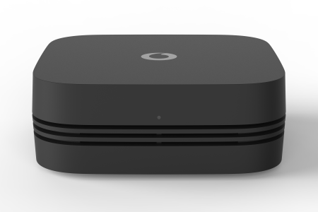 Eine schwarze Set-Top-Box mit einem minimalistischen Design und einem kleinen Logo auf der Oberseite.