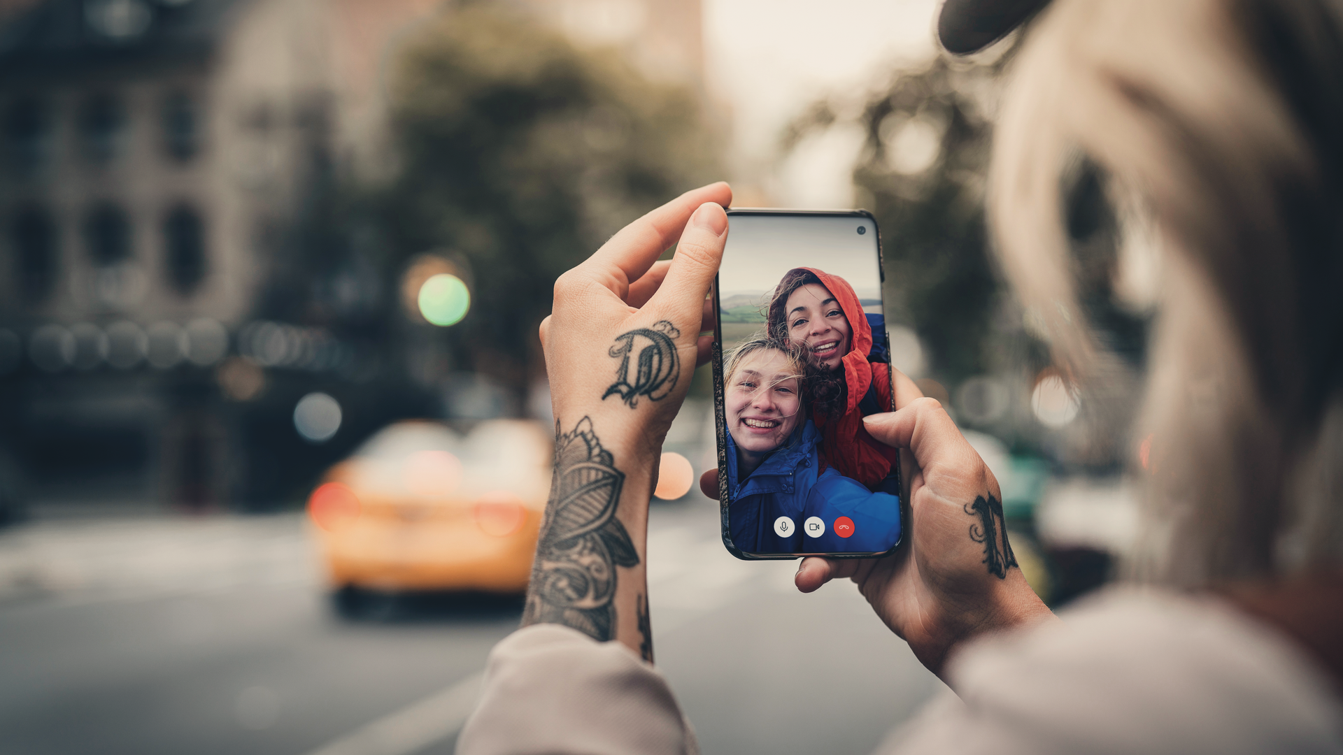 Mit dem Handy den Urlaub im Ausland genießen: Vodafone bietet 5G-Roaming jetzt in 93 Ländern.