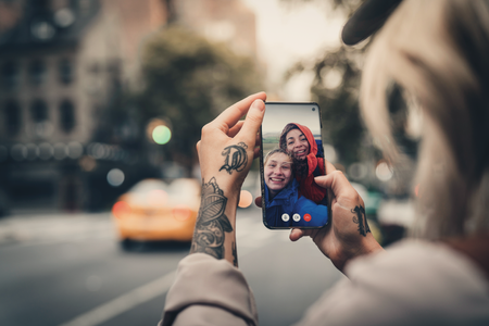Mit dem Handy den Urlaub im Ausland genießen: Vodafone bietet 5G-Roaming jetzt in 93 Ländern.