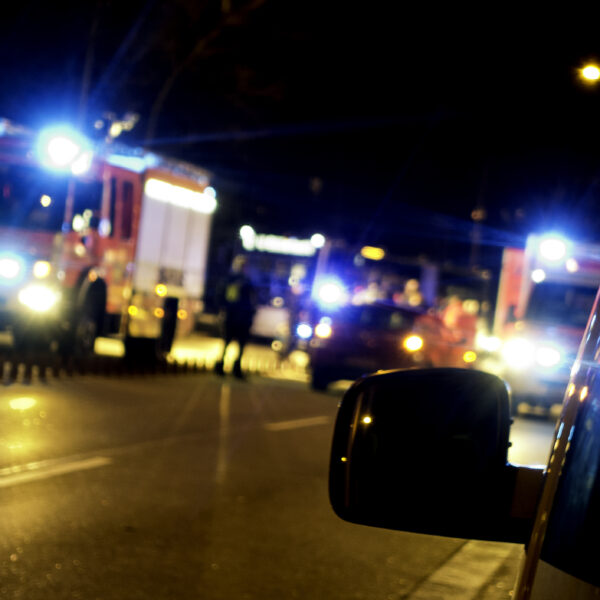 Rettungskräfte nach der Ankunft am Unfallort.