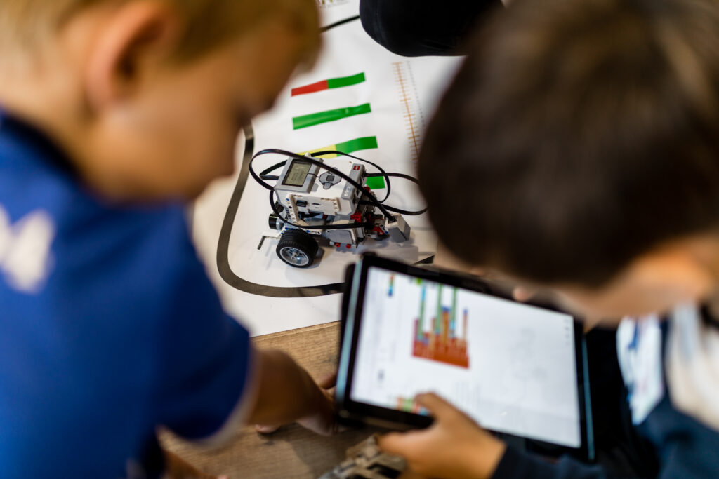 Coding-kennt-kein-Alter_Kinder-programmieren-im-Coding-Hub-der-Vodafone-Stiftung