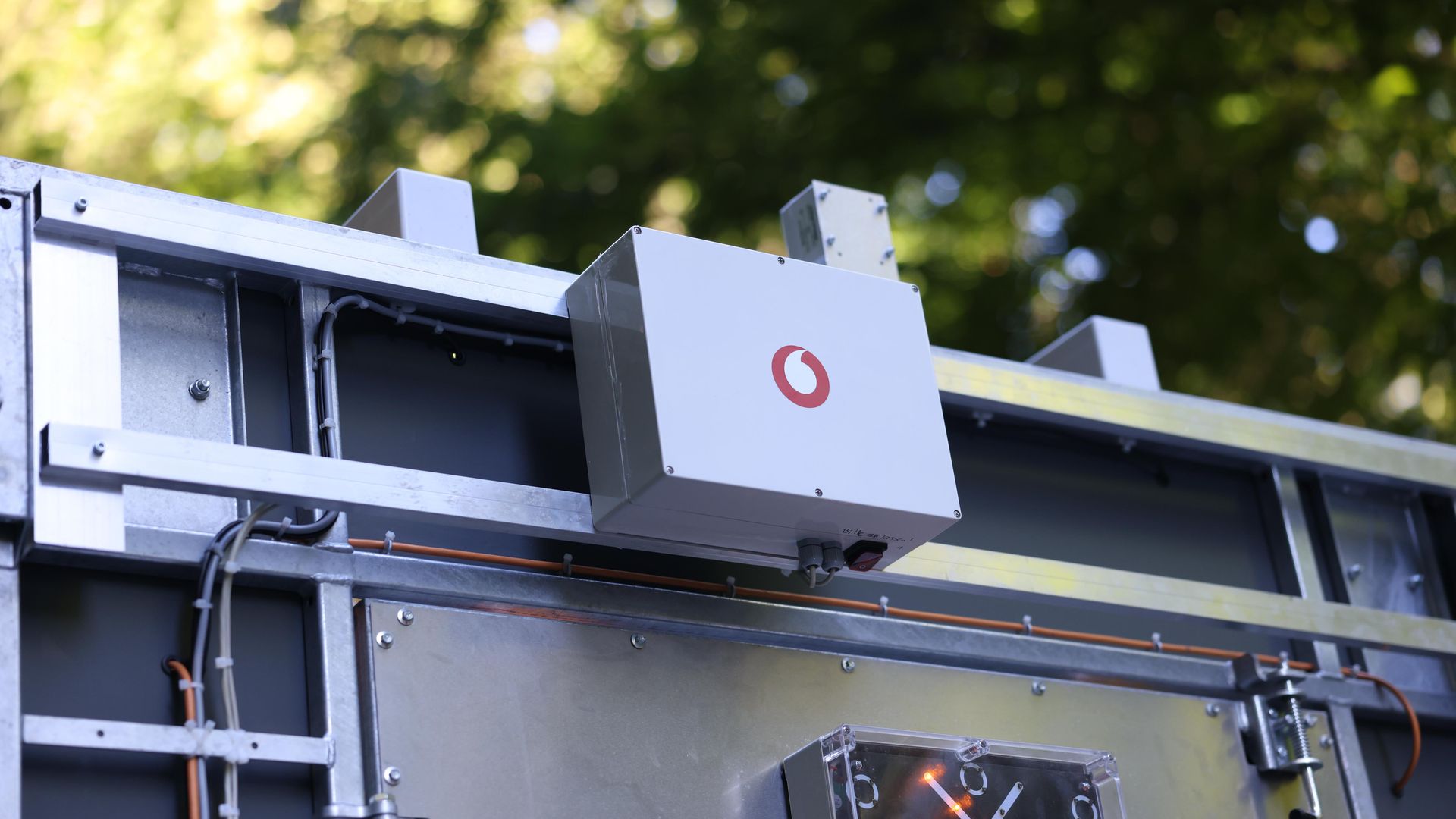 Vernetzte Straßensperranhänger senden Warnsignale für mehr Sicherheit im Straßenverkehr