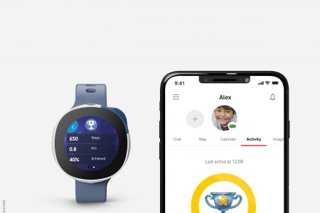 Eine Fitness-Smartwatch und ein Smartphone. Die Smartwatch zeigt 650 Schritte und eine Trophäe für ein erreichtes Ziel. Das Smartphone zeigt das Profil von "Alex" mit mehreren Menüoptionen, wobei "Activity" hervorgehoben ist. Der Hintergrund ist weiß und schlicht.