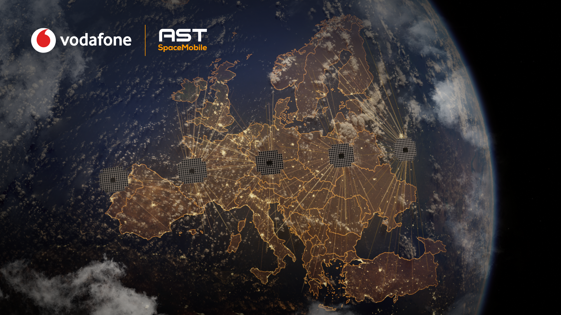 Satellitenansicht Europas bei Nacht mit deutlich leuchtenden Stadt- und Verkehrsnetzen. Mehrere stilisierte Satelliten oder Sendestationen sind über Europa verteilt und durch helle Linien miteinander verbunden, die Kommunikation oder Datenübertragung symbolisieren. In der oberen linken Bildhälfte befinden sich die Logos von Vodafone und AST SpaceMobile. Am Bildrand sind Wolken und Teile der Erdatmosphäre zu sehen.