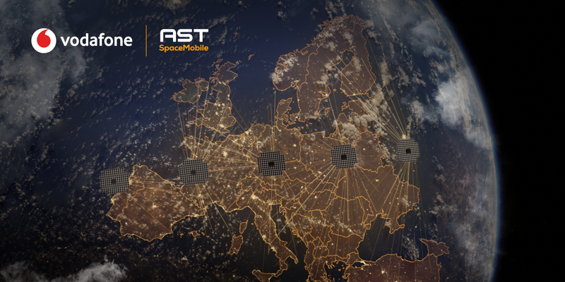 Satellitenansicht Europas bei Nacht mit deutlich leuchtenden Stadt- und Verkehrsnetzen. Mehrere stilisierte Satelliten oder Sendestationen sind über Europa verteilt und durch helle Linien miteinander verbunden, die Kommunikation oder Datenübertragung symbolisieren. In der oberen linken Bildhälfte befinden sich die Logos von Vodafone und AST SpaceMobile. Am Bildrand sind Wolken und Teile der Erdatmosphäre zu sehen.