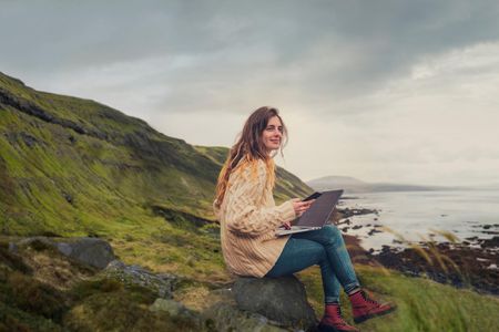 Mit dem Handy den Urlaub im Ausland genießen: Vodafone bietet 5G-Roaming jetzt in 93 Ländern.