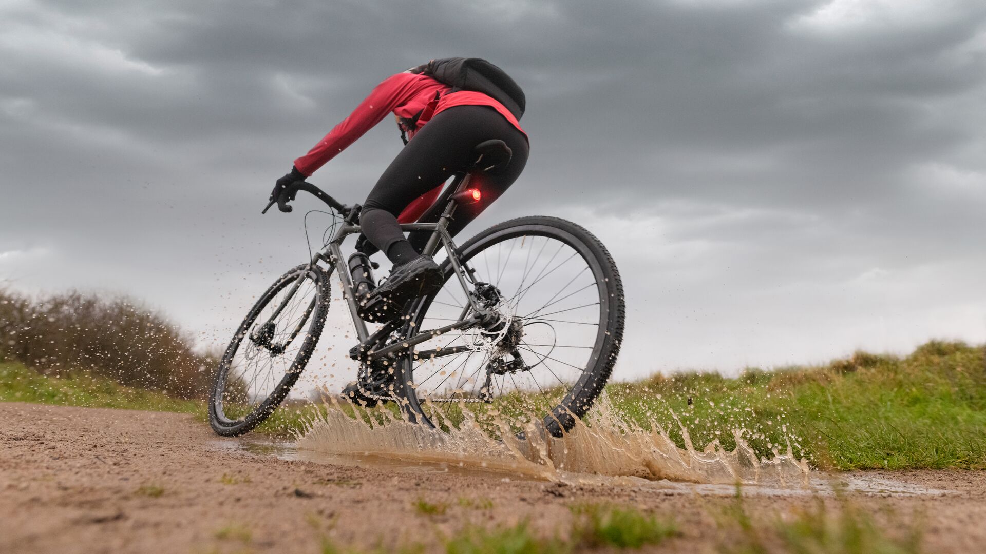 Ratio 16_9-CurveBike_Lifestyle_Rural_Gravel_Waterproof_01